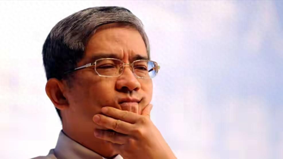 善恶终有报，当年包养空姐并让其背上债务的郎咸平，如今混成这样