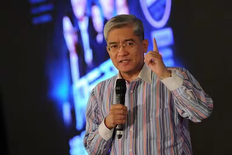 善恶终有报，当年包养空姐并让其背上债务的郎咸平，如今混成这样