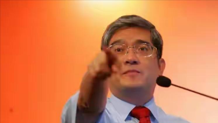 善恶终有报，当年包养空姐并让其背上债务的郎咸平，如今混成这样