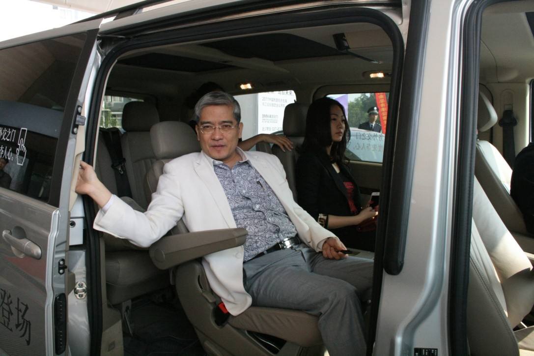 善恶终有报，当年包养空姐并让其背上债务的郎咸平，如今混成这样