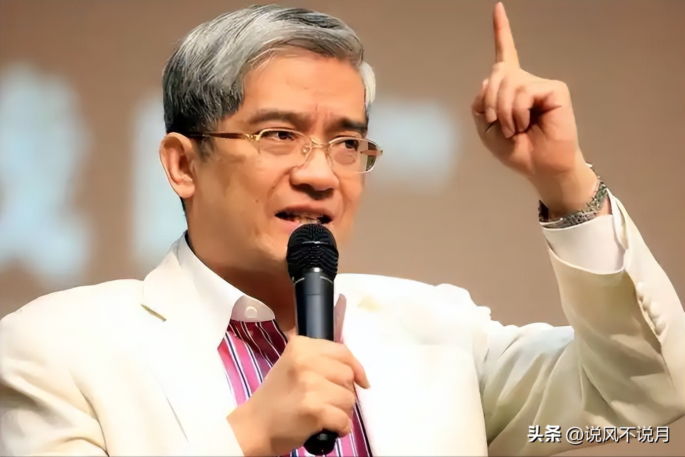 善恶终有报!包养空姐、巧骗情妇900万的郎咸平,如今自食恶果