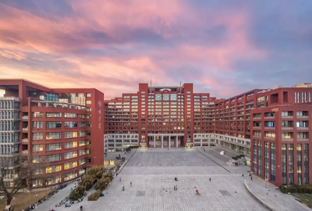 人大与加拿大女王大学金融硕士：那份悄悄蓄力的沉稳，终化作职场上的从容底气