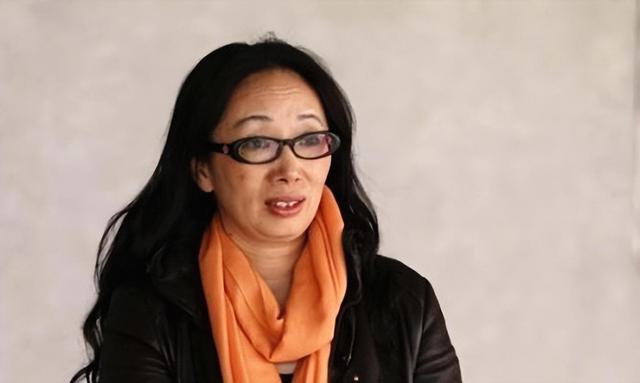 身价95亿女富豪却遭于婚姻一盆冷水