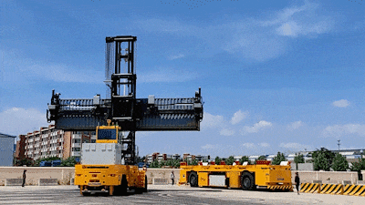 【大国重器 硬核沈阳】沈阳新松发布全球首台空集装箱堆码机器人