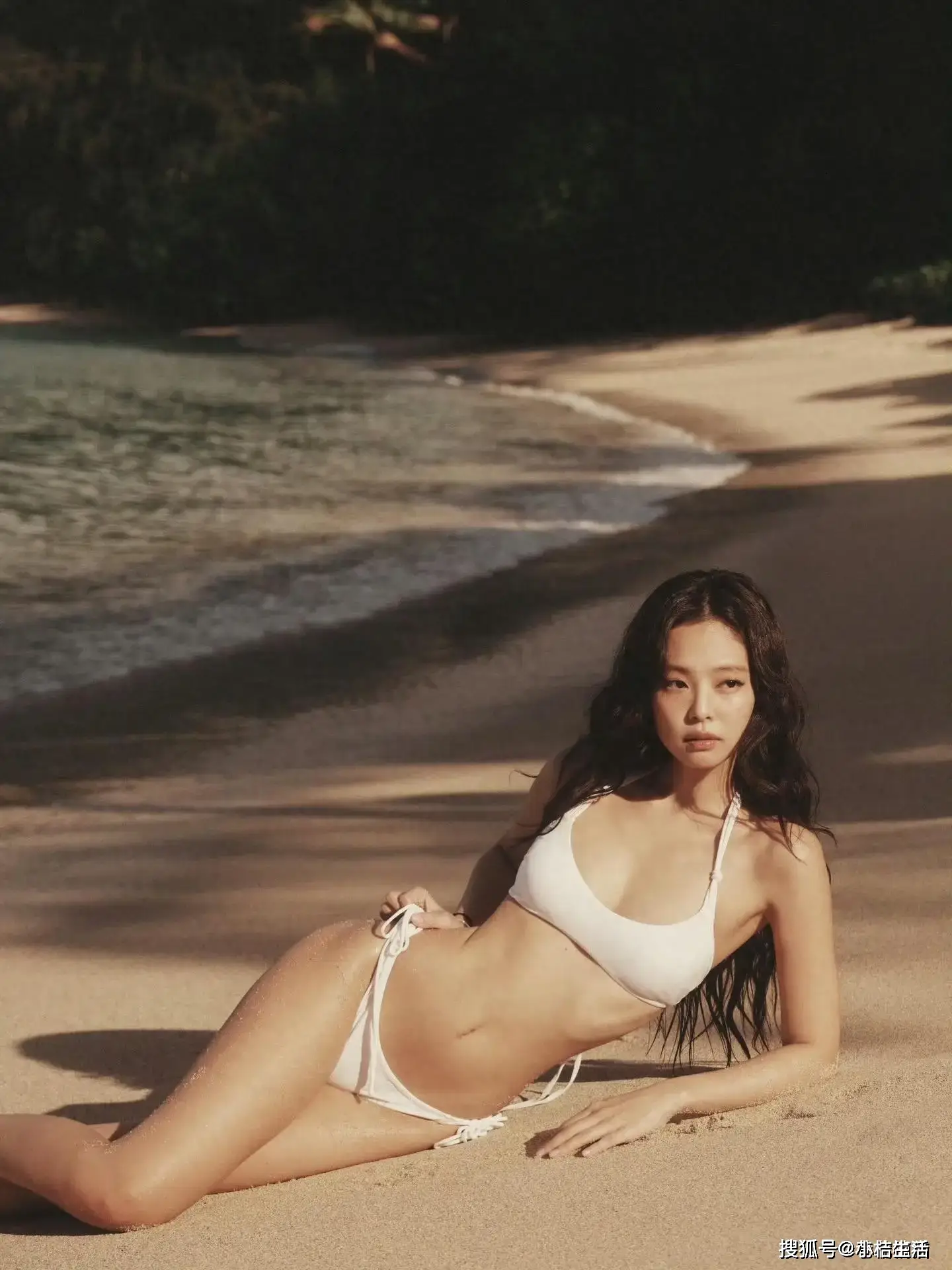 Jennie比基尼大片惊艳出圈，自信加持，穿啥都能魅力四射