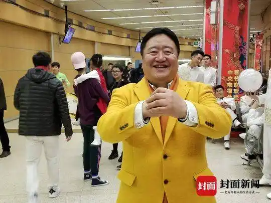 "春晚钉子户"笑脸哥冉东升坐观众席19年 今年因腿抽筋中途离场