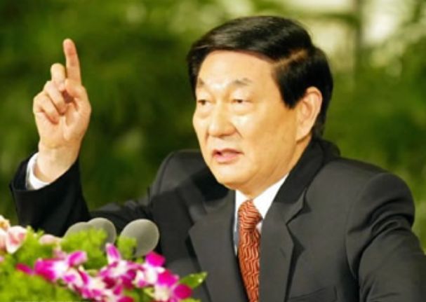 他是建国以来潜逃级别最高的贪官：至今还未落网，逃跑方式成了谜