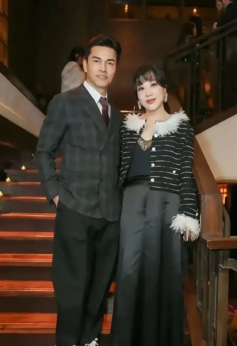 69岁吕良伟携54岁爱妻赴宴 冻龄夫妻似30岁羡煞旁人