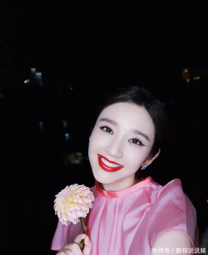 唐艺昕豪宅里庆中秋！穿粉裙拿花指月美成仙，张若昀全程配合拍照