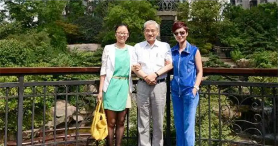 郎咸平：曾是上海女白领的偶像，联合妻子和空姐对簿公堂拿回房产