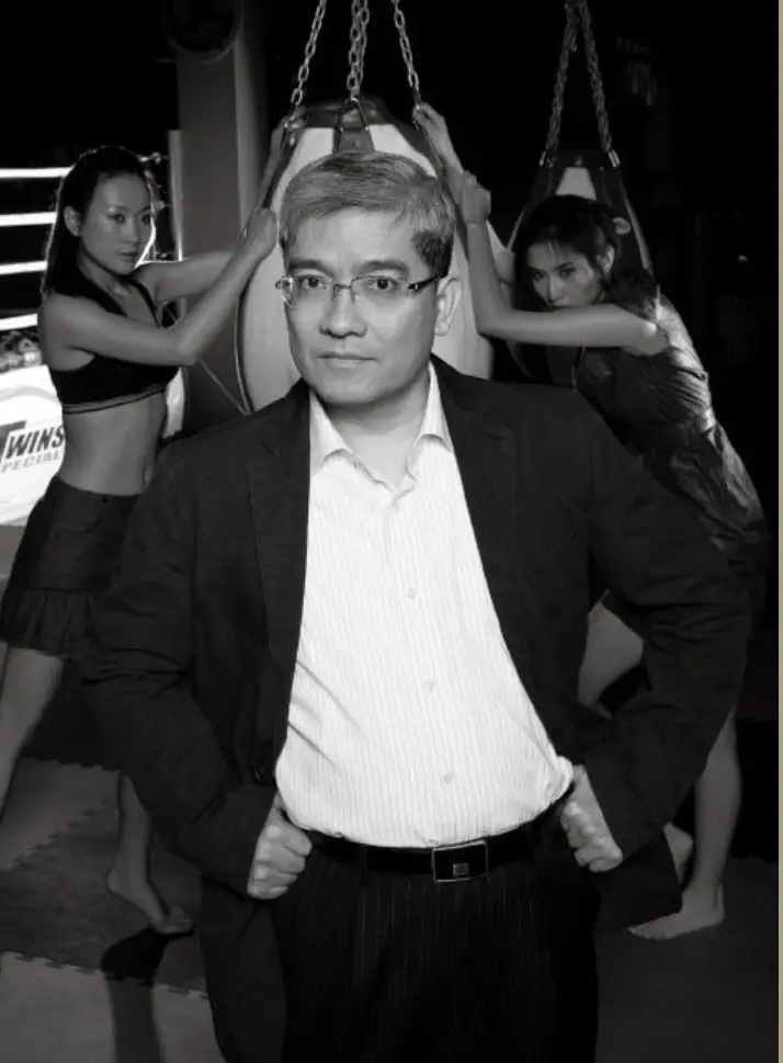 郎咸平：曾是上海女白领的偶像，联合妻子和空姐对簿公堂拿回房产