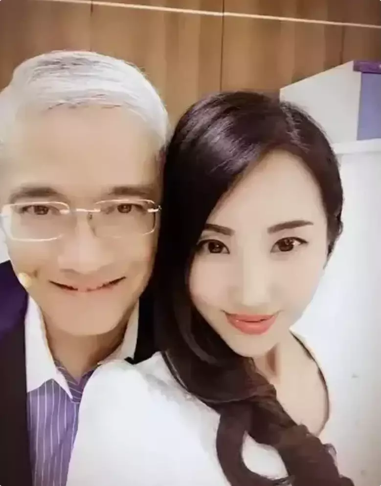 郎咸平：曾是上海女白领的偶像，联合妻子和空姐对簿公堂拿回房产