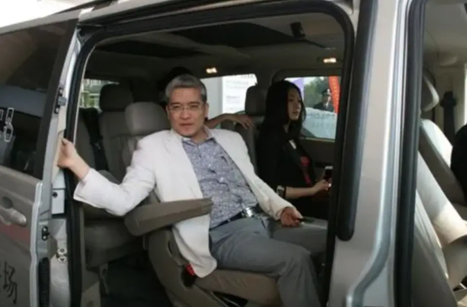 郎咸平：曾是上海女白领的偶像，联合妻子和空姐对簿公堂拿回房产