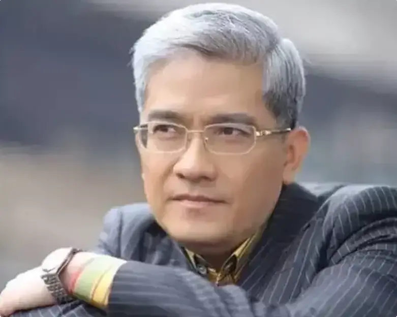 郎咸平：曾是上海女白领的偶像，联合妻子和空姐对簿公堂拿回房产