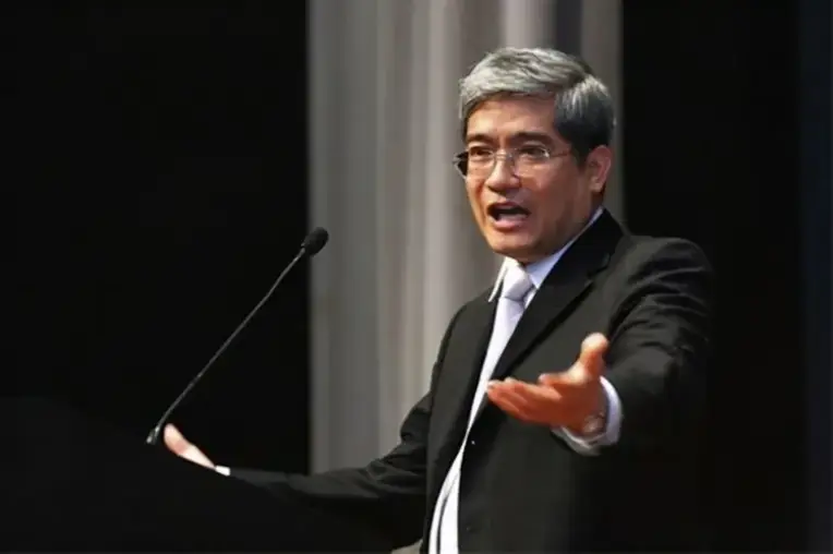 郎咸平：曾是上海女白领的偶像，联合妻子和空姐对簿公堂拿回房产