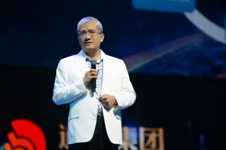 郎咸平：曾是上海女白领的偶像，联合妻子和空姐对簿公堂拿回房产