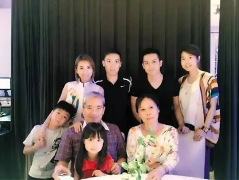 郎咸平：曾是上海女白领的偶像，联合妻子和空姐对簿公堂拿回房产