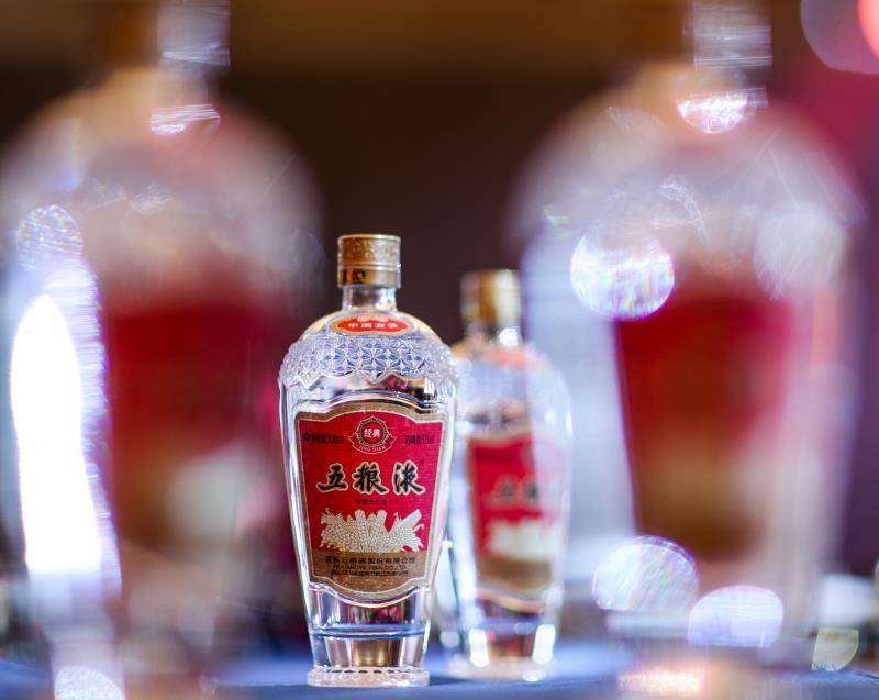 业绩两位数增长，五粮液市值破万亿