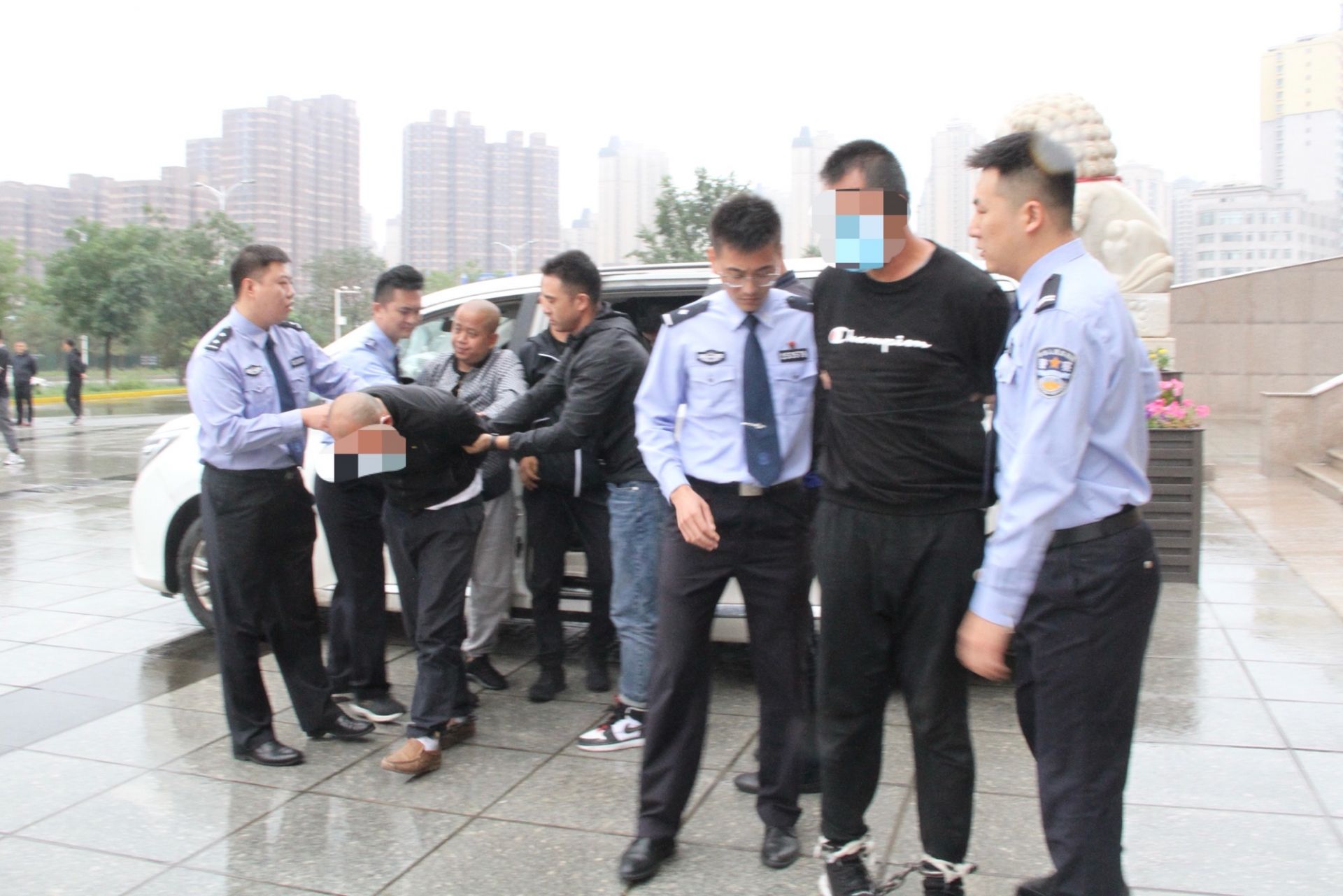 假冒警察暴力抢劫强奸 首府警方72小时侦破