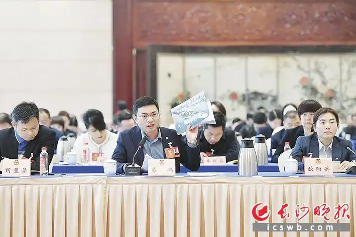 市政协十三届五次会议举行联组讨论会，委员们围绕经济发展与科技创新、社会建设与文化旅游、生态文明与农业农村主题贡献“金点子”