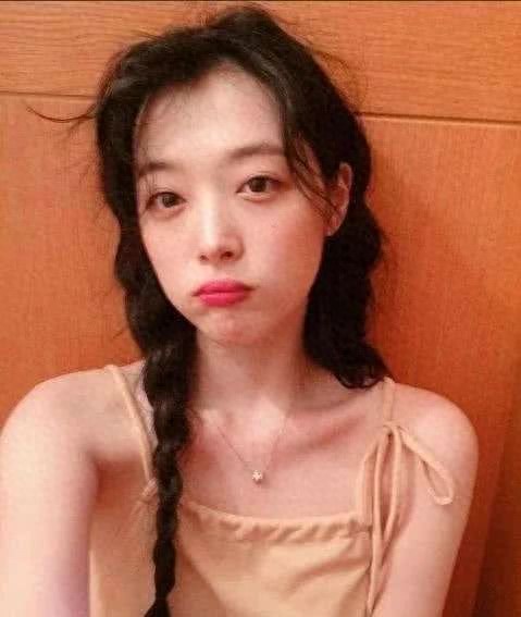 崔雪莉自杀前的照片曝光，腿上满是伤痕！