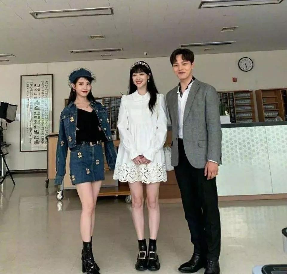 崔雪莉自杀前的照片曝光，腿上满是伤痕！