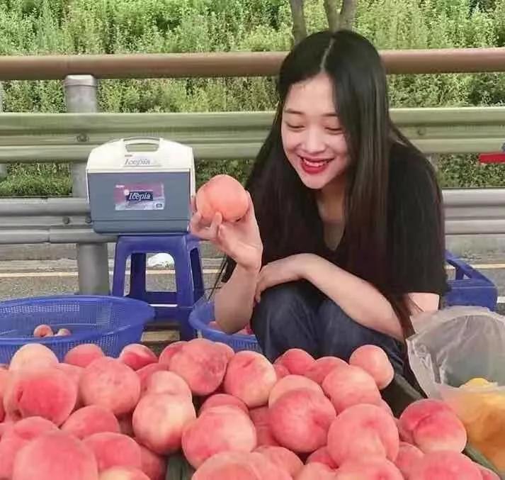 崔雪莉自杀前的照片曝光，腿上满是伤痕！