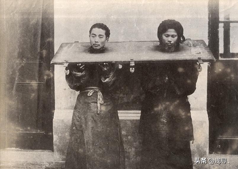罕见老照片：被迫脱光衣服的女人站在男人堆里，女子门口笑脸迎客