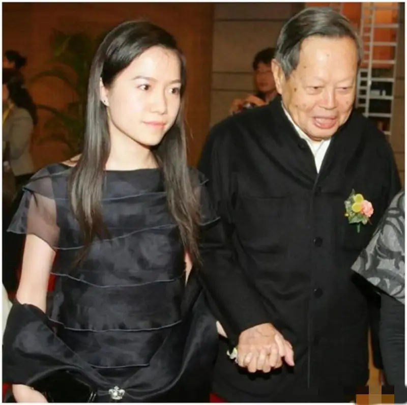 翁帆和杨振宁结婚18年了，杨振宁100岁精神矍铄，她变化很大