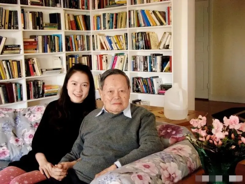 翁帆和杨振宁结婚18年了，杨振宁100岁精神矍铄，她变化很大