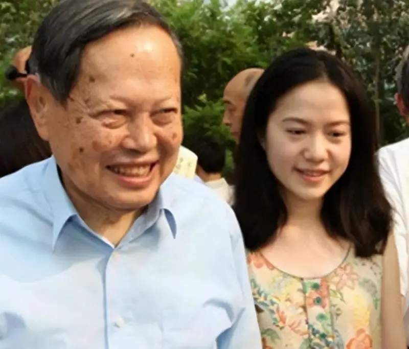 翁帆和杨振宁结婚18年了，杨振宁100岁精神矍铄，她变化很大