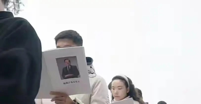 18年，杨振宁和夫人翁帆共游三峡，三个孩子出镜，一家人其乐融融