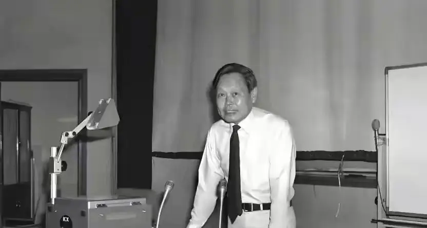 18年，杨振宁和夫人翁帆共游三峡，三个孩子出镜，一家人其乐融融