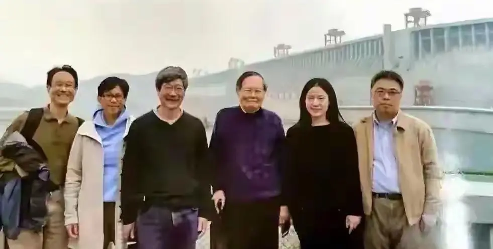 18年，杨振宁和夫人翁帆共游三峡，三个孩子出镜，一家人其乐融融