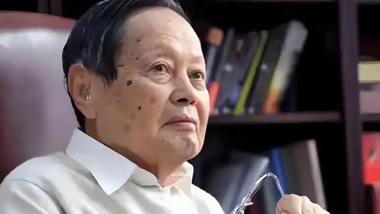 18年，杨振宁和夫人翁帆共游三峡，三个孩子出镜，一家人其乐融融