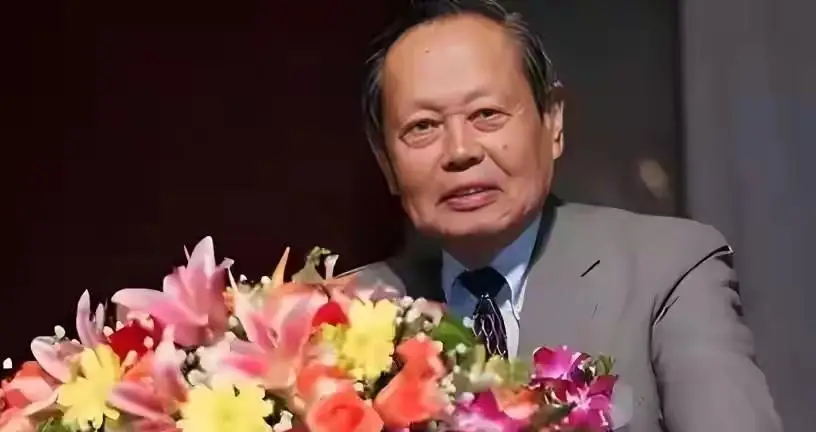 18年，杨振宁和夫人翁帆共游三峡，三个孩子出镜，一家人其乐融融