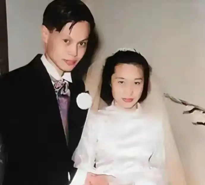 18年，杨振宁和夫人翁帆共游三峡，三个孩子出镜，一家人其乐融融