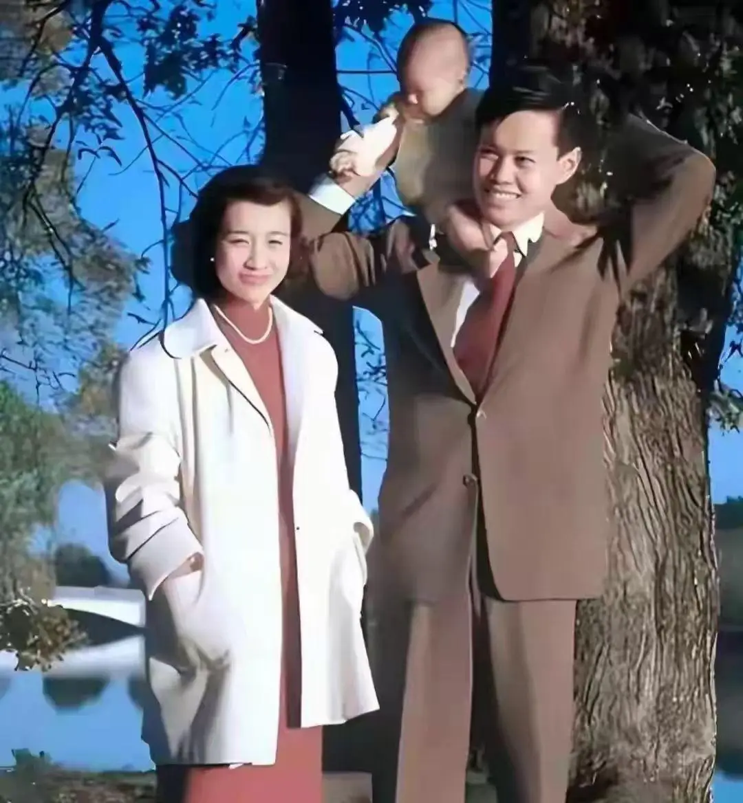 18年，杨振宁和夫人翁帆共游三峡，三个孩子出镜，一家人其乐融融