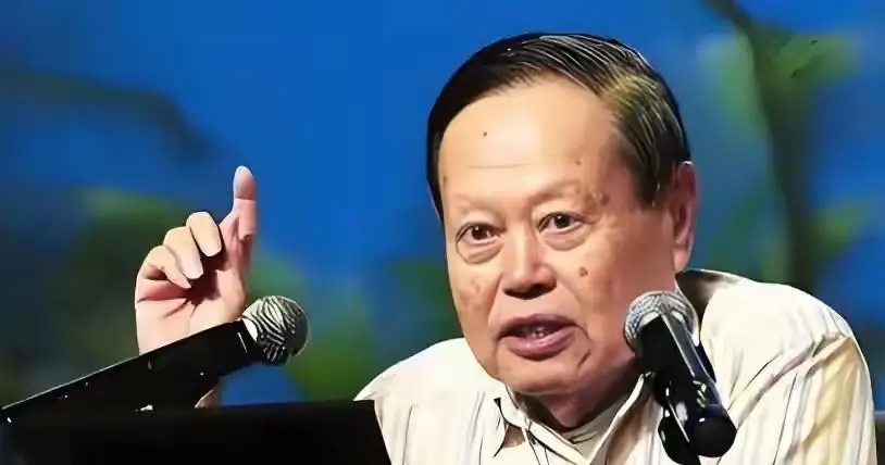 18年，杨振宁和夫人翁帆共游三峡，三个孩子出镜，一家人其乐融融