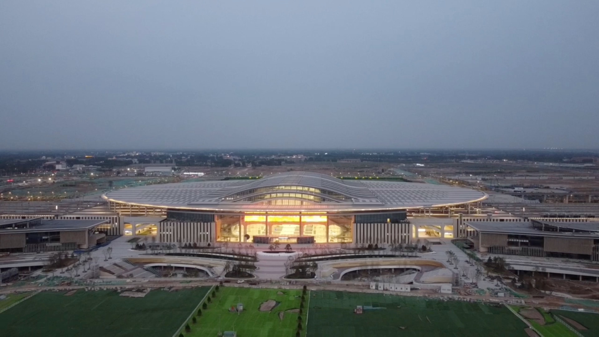 +4.05%与-12.7亿巅峰碰撞：中国建筑明天是反弹拉升还是深度调整