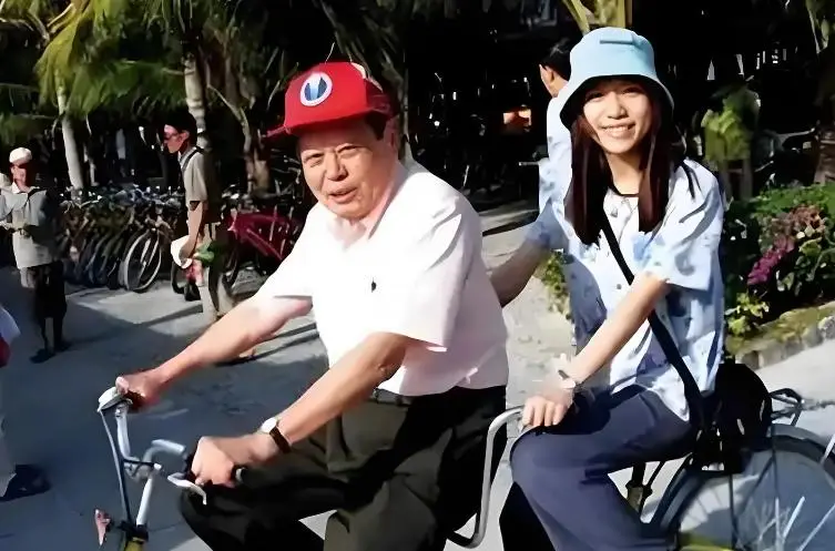 杨振宁先生去世，翁帆首次发声，49岁无儿无女，何去何从早有答案