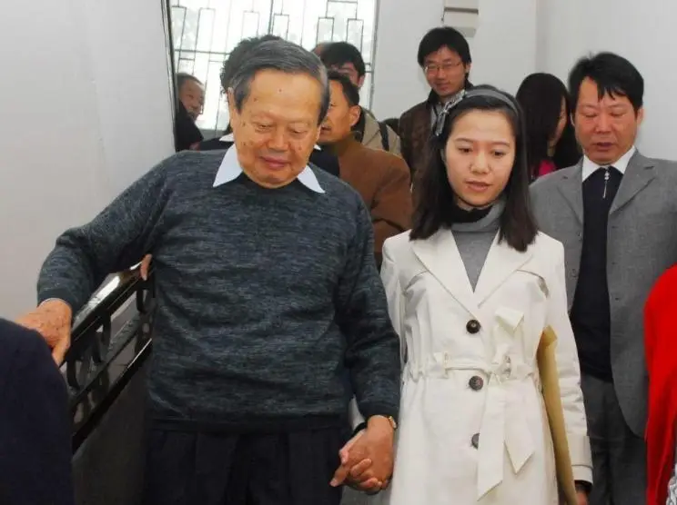 杨振宁先生去世，翁帆首次发声，49岁无儿无女，何去何从早有答案