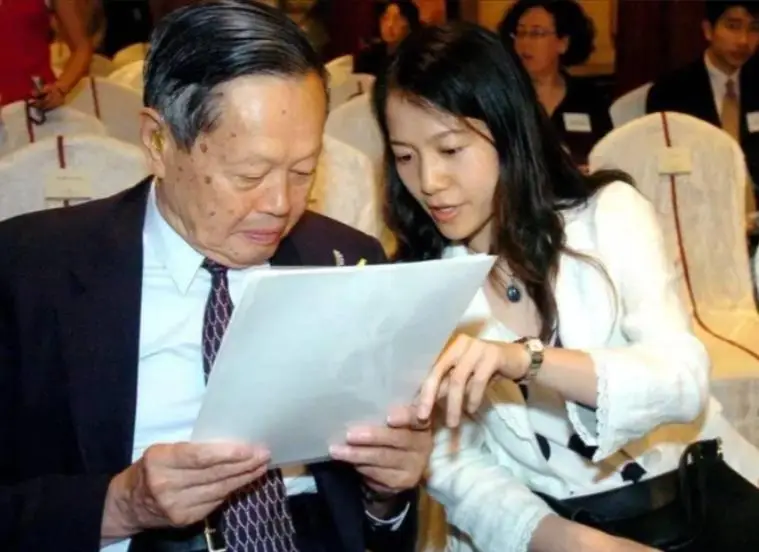 杨振宁先生去世，翁帆首次发声，49岁无儿无女，何去何从早有答案