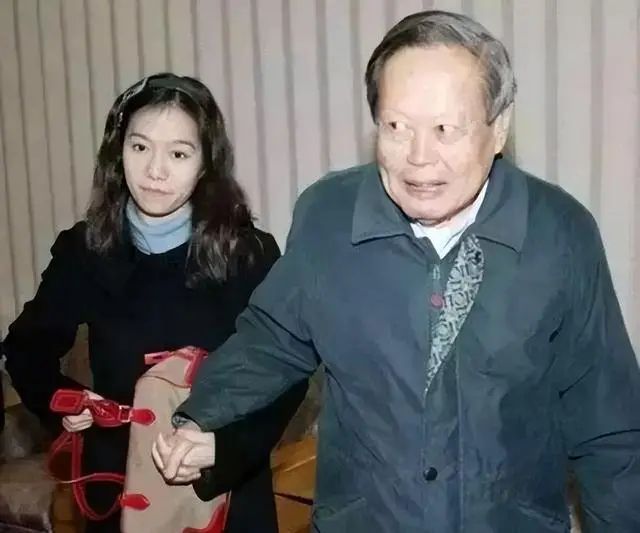 杨振宁去世3天，众人自发前往吊唁，回看过往，他竟被误解很多年