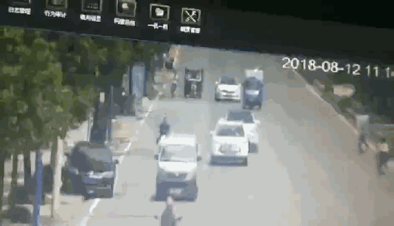 这是……新型碰瓷手段？！