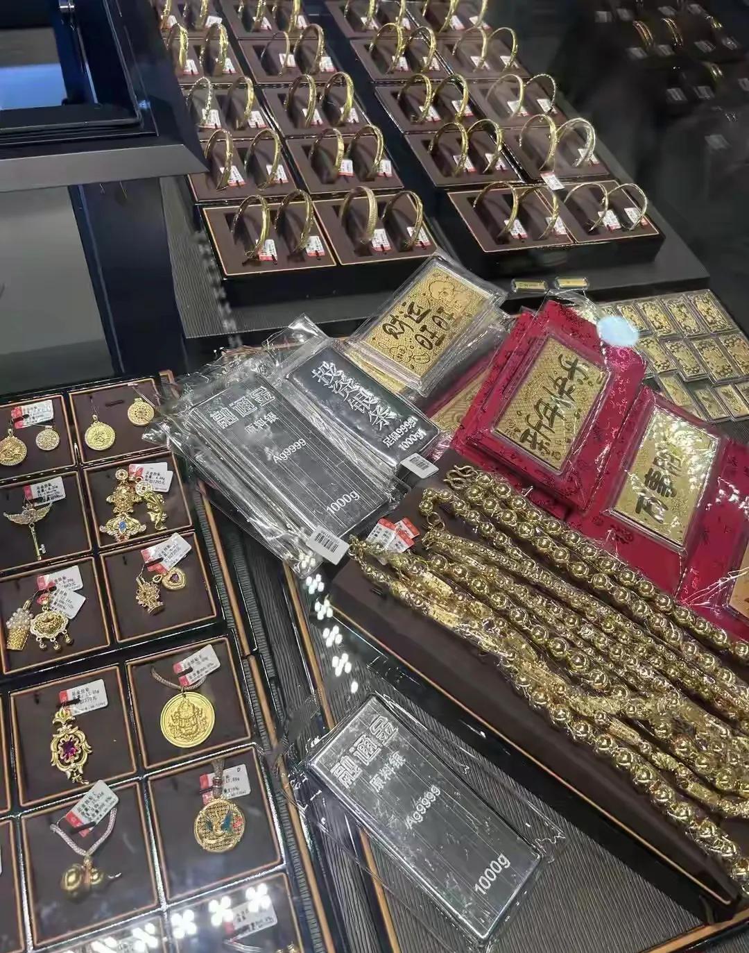 黄金坐上“疯狂过山车”,谁在收割,谁在恐慌?