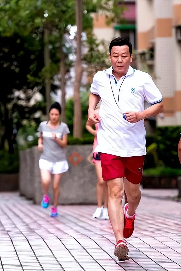 2位妻子楼上楼下住，鸡飞狗跳30年，“老戏骨”寇世勋称：太累了