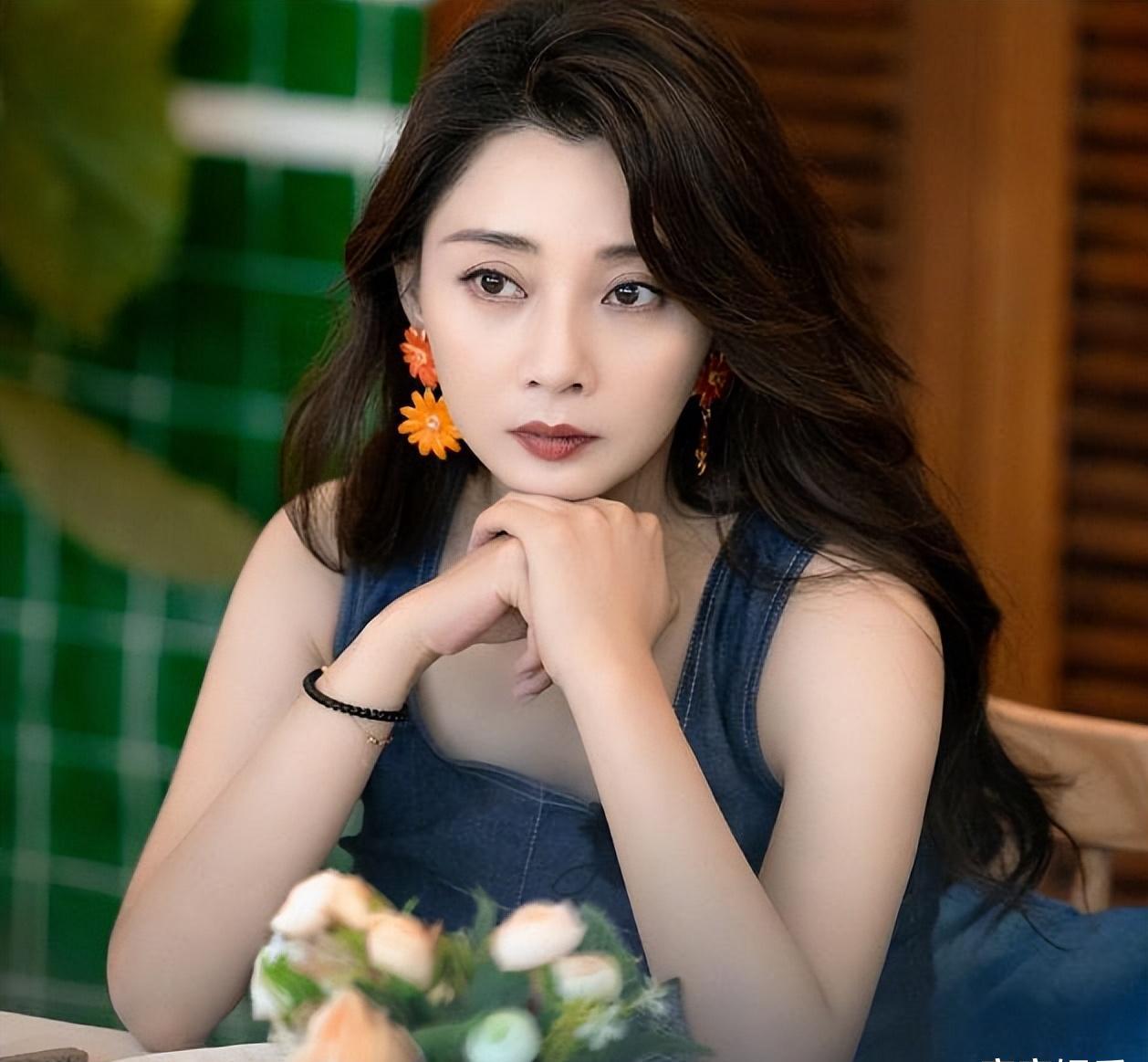 殷桃：四十多岁焕发第二春，曾迷倒六个男人，她的故事真不简单