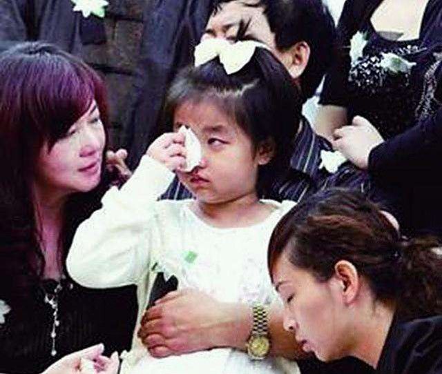 “深圳玫瑰”邢丹葬礼：与老公丛飞合葬，五岁女儿痛哭，千人送别