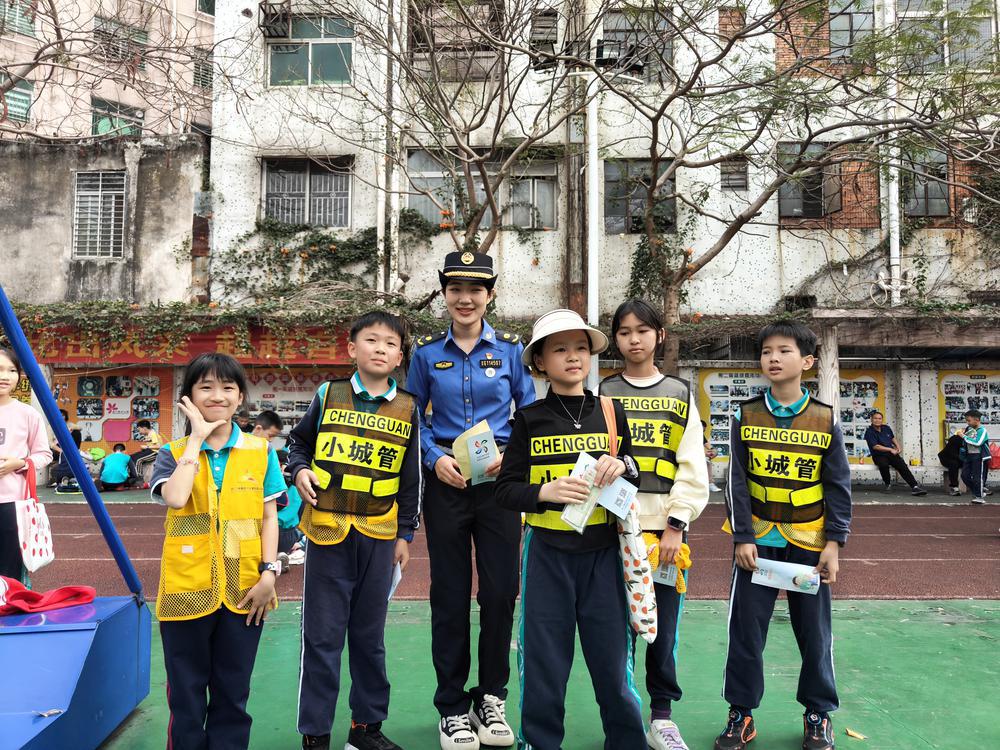 东莞虎门：校园“跳蚤市场”开市，“小城管”正式上岗